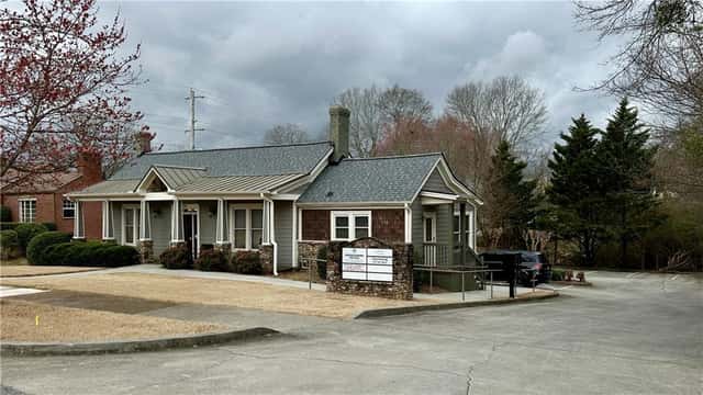 Commercial lease: 249 W Shadburn Avenue, Buford
